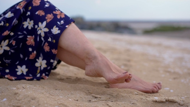 BARE FEET DANGLING AT THE BEACH