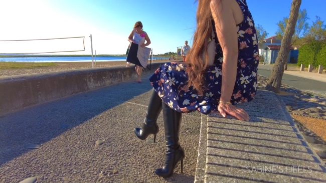 BLACK ROUNDTOE BOOTS AT THE BEACH AND OUTDOOR FEET MASSAGE