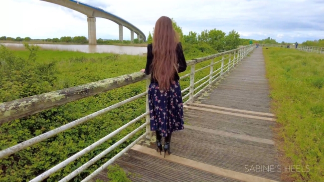 BLACK ROUNDTOE BOOTS IN COUNTRYSIDE (full)