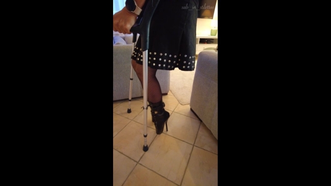 BALLETBOOTS - BLACK ANKLEBOOTS WALKING WITH CRUTCHES