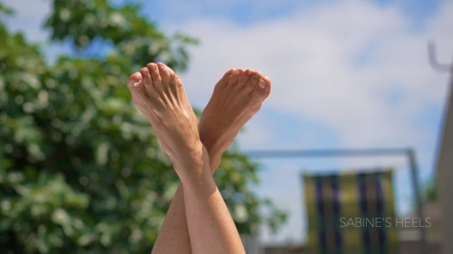 BAREFEET CHILLING ON THE GARDEN (New)